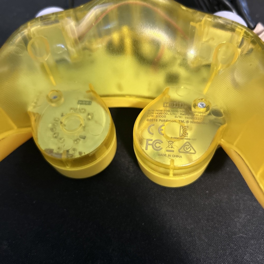 Hori Battle Pad Controller Unisex OS Yellow Pikachu Gamecube Style NSW-109U - Picture 3 of 3
